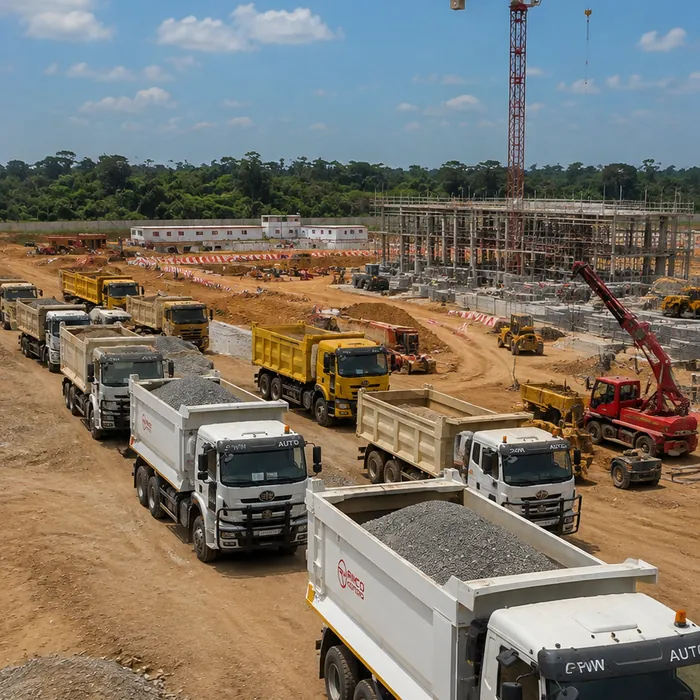 Camions bennes OrionX approvisionnant un grand chantier BTP en Côte d'Ivoire